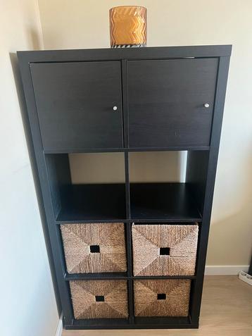 IKEA Kallax kast met 4 rieten manden beschikbaar voor biedingen