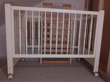 Ledikant + meegroeibed + commode beschikbaar voor biedingen