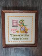 "Nieuwe bezems vegen schoon" geborduurde wandtegel, Ophalen of Verzenden, Zo goed als nieuw, Borduurpakket
