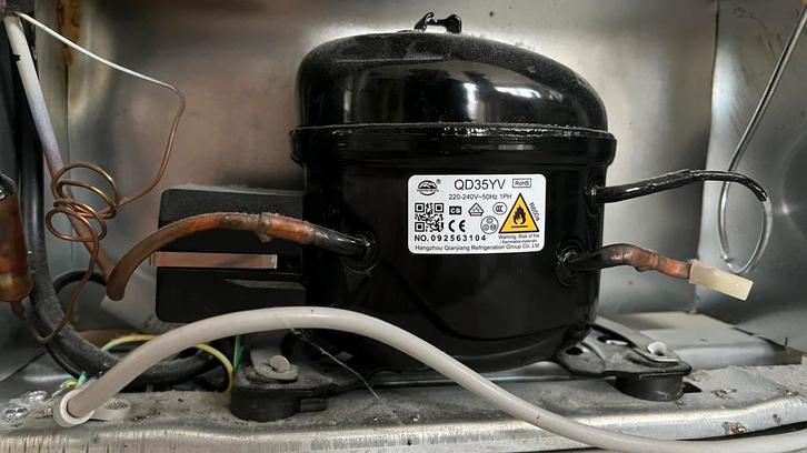 Kleine grijze tafel koelkast - werkt perfect!, Witgoed en Apparatuur, Koelkasten en IJskasten, Gebruikt, Met vriesvak, Minder dan 75 liter