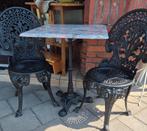Gietijzeren Bistroset 2stoelen en tafel met marmer blad, Overige materialen, Bijzettafel, Zo goed als nieuw, Tuinset