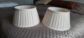 2 Offwhite Geplooide Lampenkappen beschikbaar voor biedingen