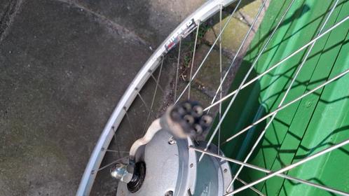 Voorwiel met motor gazelle e-bike en voorwiel omafiets, Fietsen en Brommers, Fietsonderdelen, Gebruikt, Algemeen, Wiel, Ophalen