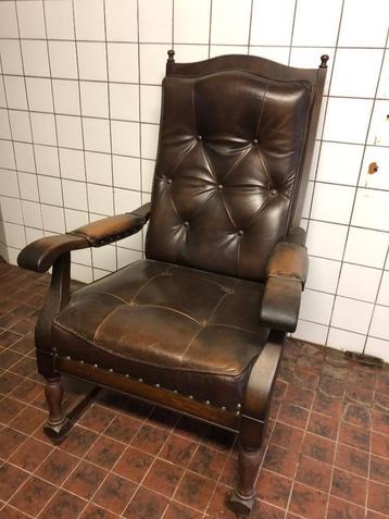 eiken stoel met bruin leer beschikbaar voor biedingen