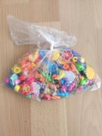 Zakje met diverse kleurrijke kinder kralen en bedels, Ophalen of Verzenden, Zo goed als nieuw, Kraal