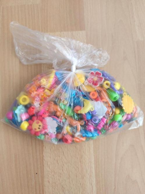 Zakje met diverse kleurrijke kinder kralen en bedels, Hobby en Vrije tijd, Kralen en Sieraden maken, Zo goed als nieuw, Kraal