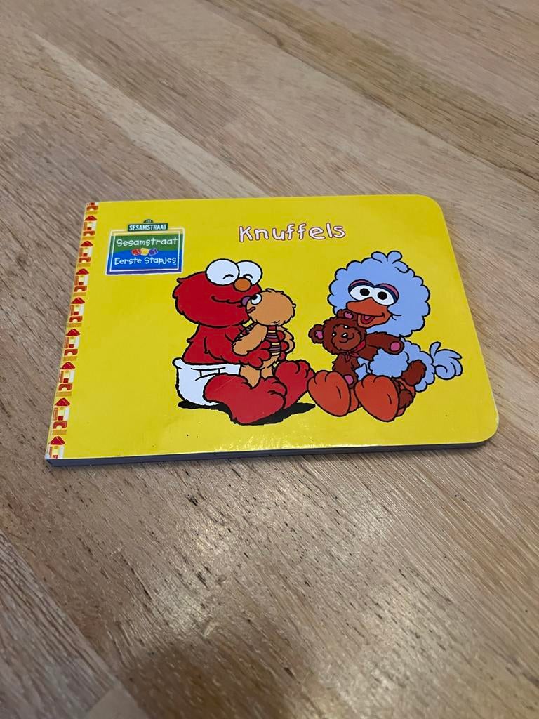 Sesamstraat Knuffels Boek - Eerste Stapjes, Boeken, Kinderboeken | Baby's en Peuters, Zo goed als nieuw, 1 tot 2 jaar, Uitklap-, Voel- of Ontdekboek