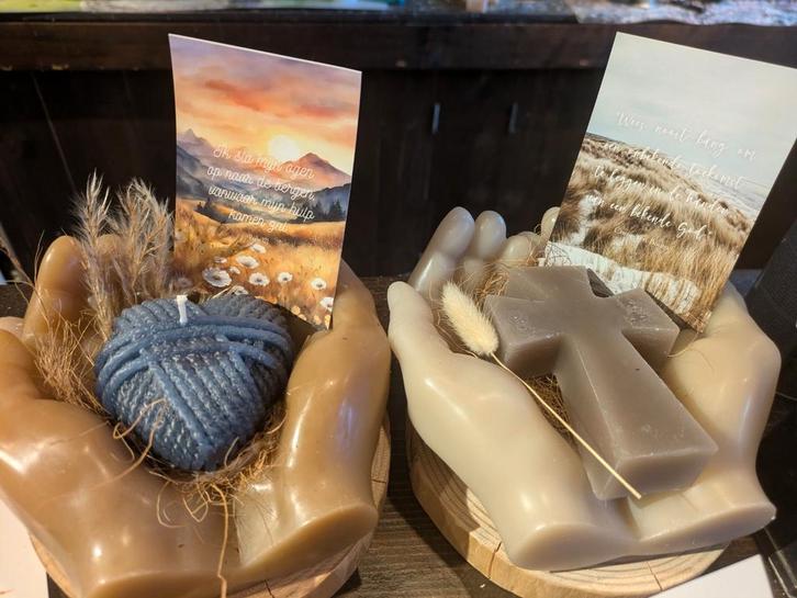 Handen met boodschap & kaars, Huis en Inrichting, Woonaccessoires | Kandelaars en Kaarsen, Nieuw, Kaars, Minder dan 25 cm, Overige materialen