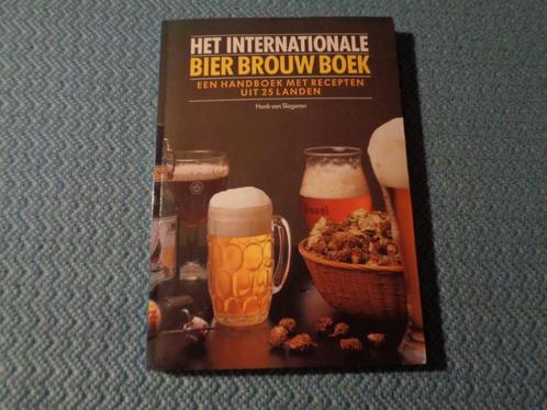 Het internationale bierbrouwboek - Handboek met recepten, Boeken, Hobby en Vrije tijd, Zo goed als nieuw, Overige onderwerpen