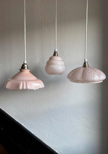 Vintage set 3 roze glazen franse hanglampen sierlijk opaline beschikbaar voor biedingen
