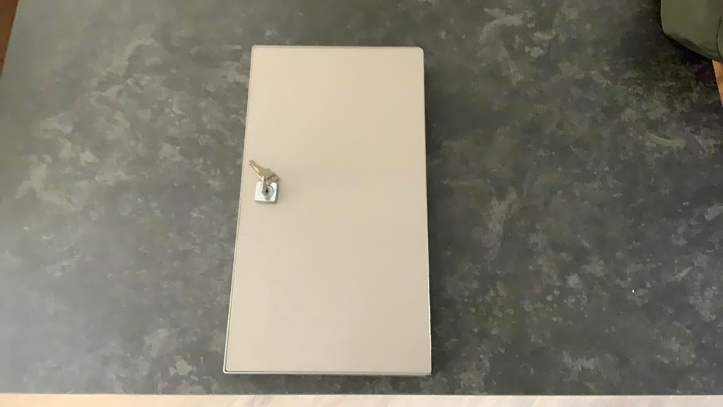 Stalen sleutelkastje afm 21 cm breed 38 cm hoog, Huis en Inrichting, Kasten | Lockerkasten, Ophalen of Verzenden, Zo goed als nieuw