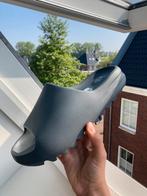 Yeezy slide slate grey maat 44,5, Kleding | Heren, Schoenen, Slippers, Zwart, Nieuw, Ophalen of Verzenden