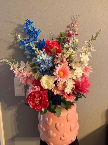 Hartjes Vaas met Boeket beschikbaar voor biedingen