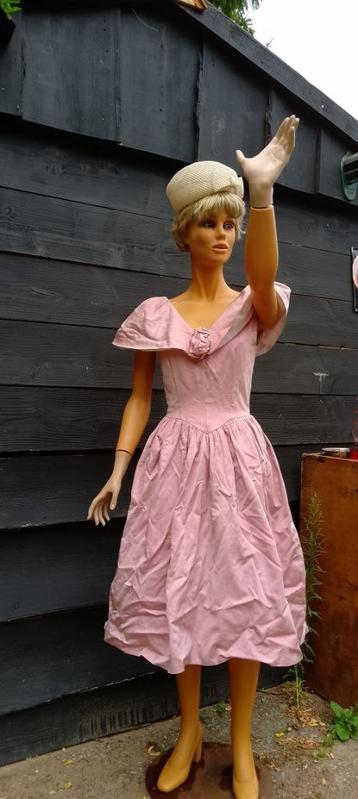 Vintage paspop dame met blonde pruik en stalen voet beschikbaar voor biedingen