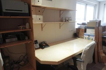 mooi groot grenen bureau met grenen kasten opzij en eronder beschikbaar voor biedingen