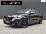 BMW X1 sDrive20i M Sport 156pk Panoramadak 360camera Hud Acc, Auto's, BMW, 156 pk, Leder en Stof, Zwart, 3 cilinders