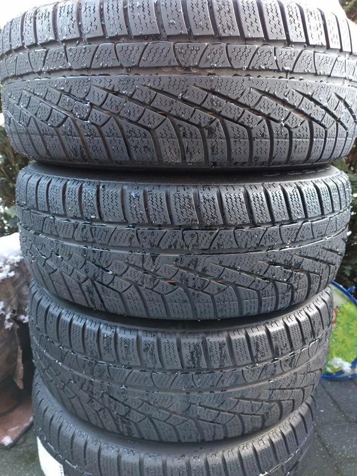 VW Tiguan winterbanden Pirelli 215/65-16 op stalen velgen, Auto-onderdelen, Banden en Velgen, Banden en Velgen, Winterbanden, 16 inch