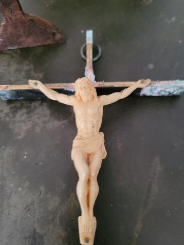 kleine koperen crucifix