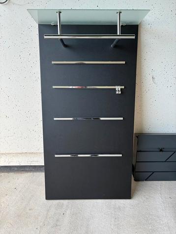 Moderne Wandkapstok met Glazen Plank beschikbaar voor biedingen
