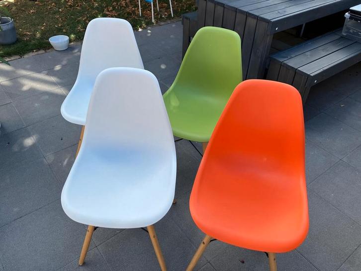 Vier mooie eetkamer stoelen - wit, groen, oranje, Huis en Inrichting, Stoelen, Gebruikt, Vier, Hout, Kunststof, Metaal, Overige kleuren