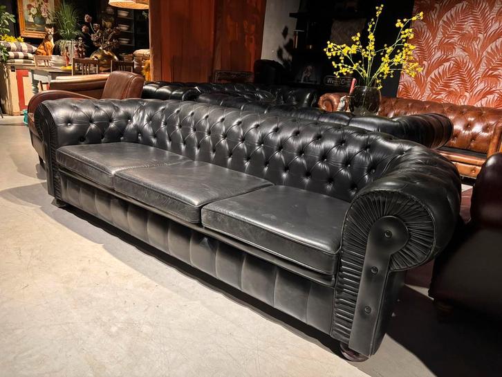Stoere Vintage Chesterfield 4 zits Bank, Huis en Inrichting, Banken | Bankstellen, Gebruikt, Rechte bank, Vierpersoons of meer