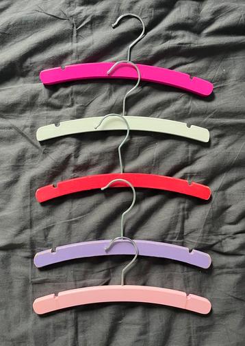 5 baby kleerhangertjes roze, lila, framboos, wit & fuchsia beschikbaar voor biedingen