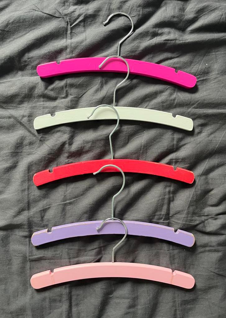 5 baby kleerhangertjes roze, lila, framboos, wit & fuchsia, Kinderen en Baby's, Kinderspulletjes, Zo goed als nieuw, Ophalen of Verzenden