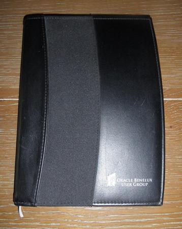 Chique map met notitieblok en veel vakjes beschikbaar voor biedingen