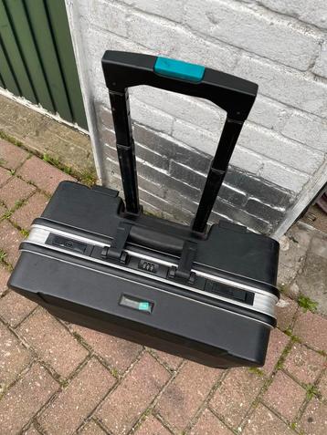 Koffer met wieltjes en uitschuifbare handgreep beschikbaar voor biedingen