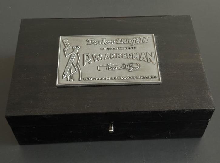 Parker Duofold P.W. Akkerman 100 jaar 2010 limited edition, Verzamelen, Pennenverzamelingen, Gebruikt, Vulpen, Parker, Met doosje