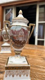 Antieke porseleinen urnvaasjes jachttafereel paarden, Ophalen of Verzenden