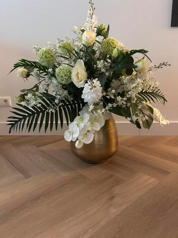 Boeket bloemen met goudkleur vaas groot beschikbaar voor biedingen