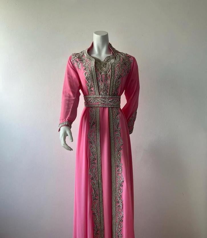 Elegante roze Takchita met zilveren borduurwerk, Kleding | Dames, Gelegenheidskleding, Zo goed als nieuw, Overige typen, Maat 38/40 (M)