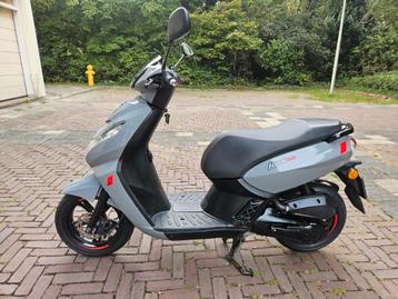 Peugeot kisbee brom geel kenteken. 2023 weinig gelopen. beschikbaar voor biedingen