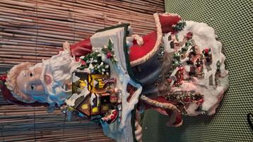 Kerst tafereel..verlicht...met kerstmuziek beschikbaar voor biedingen