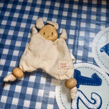 Tiamo knuffeldoekje met houten hoofd en voeten beschikbaar voor biedingen