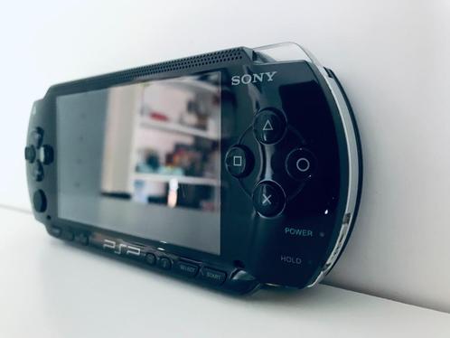 PSP | Console Zwart Model 1004 + Case + Oplader, Spelcomputers en Games, Games | Sony PlayStation Portable, Zo goed als nieuw