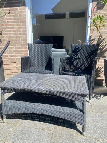 Tuinset   2 stoelen en 1 tafel beschikbaar voor biedingen