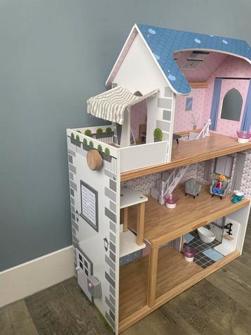Houten Poppenhuis met Meubels & Poppen beschikbaar voor biedingen