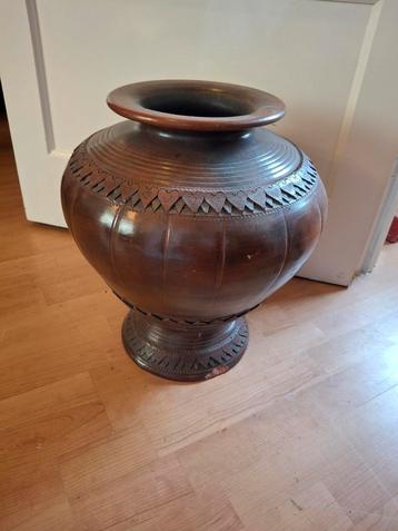 Houten vaas beschikbaar voor biedingen