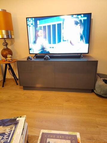 Moderne TV-meubel beschikbaar voor biedingen
