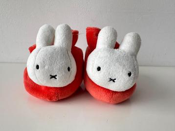 Slofjes, babyslofjes oranje met belletje / Nijntje / Bruna beschikbaar voor biedingen