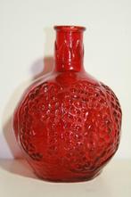 Rode glazen vaas met relief, Minder dan 50 cm, Glas, Ophalen of Verzenden, Zo goed als nieuw