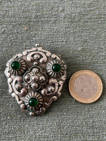 Broche beschikbaar voor biedingen