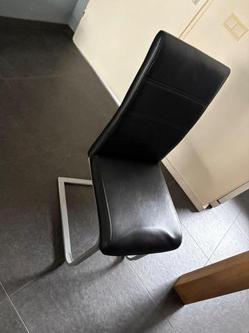 Eettafel met 6 stoelen beschikbaar voor biedingen