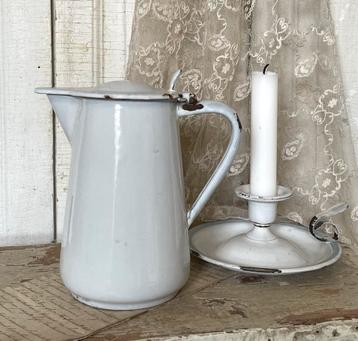 Emaille oud wit klep kannetje / kan met deksel beschikbaar voor biedingen