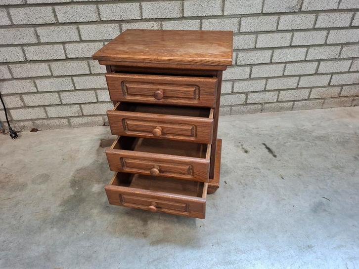 Kei tof Vintage houten ladekastje 4 laatjes. Zie welkom,, Huis en Inrichting, Kasten | Ladekasten, Gebruikt, Ophalen