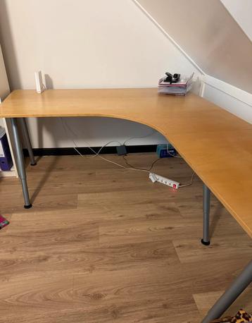 Robuuste hoekbureau Galant beschikbaar voor biedingen