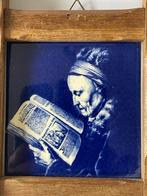 Delfts blauw tegeltje. Rembrandt / lezende oude vrouw., Antiek en Kunst, Ophalen of Verzenden