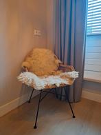 Rotan stoel met schapenvacht - babykamer, Huis en Inrichting, Stoelen, Riet of Rotan, Ophalen of Verzenden, Zo goed als nieuw